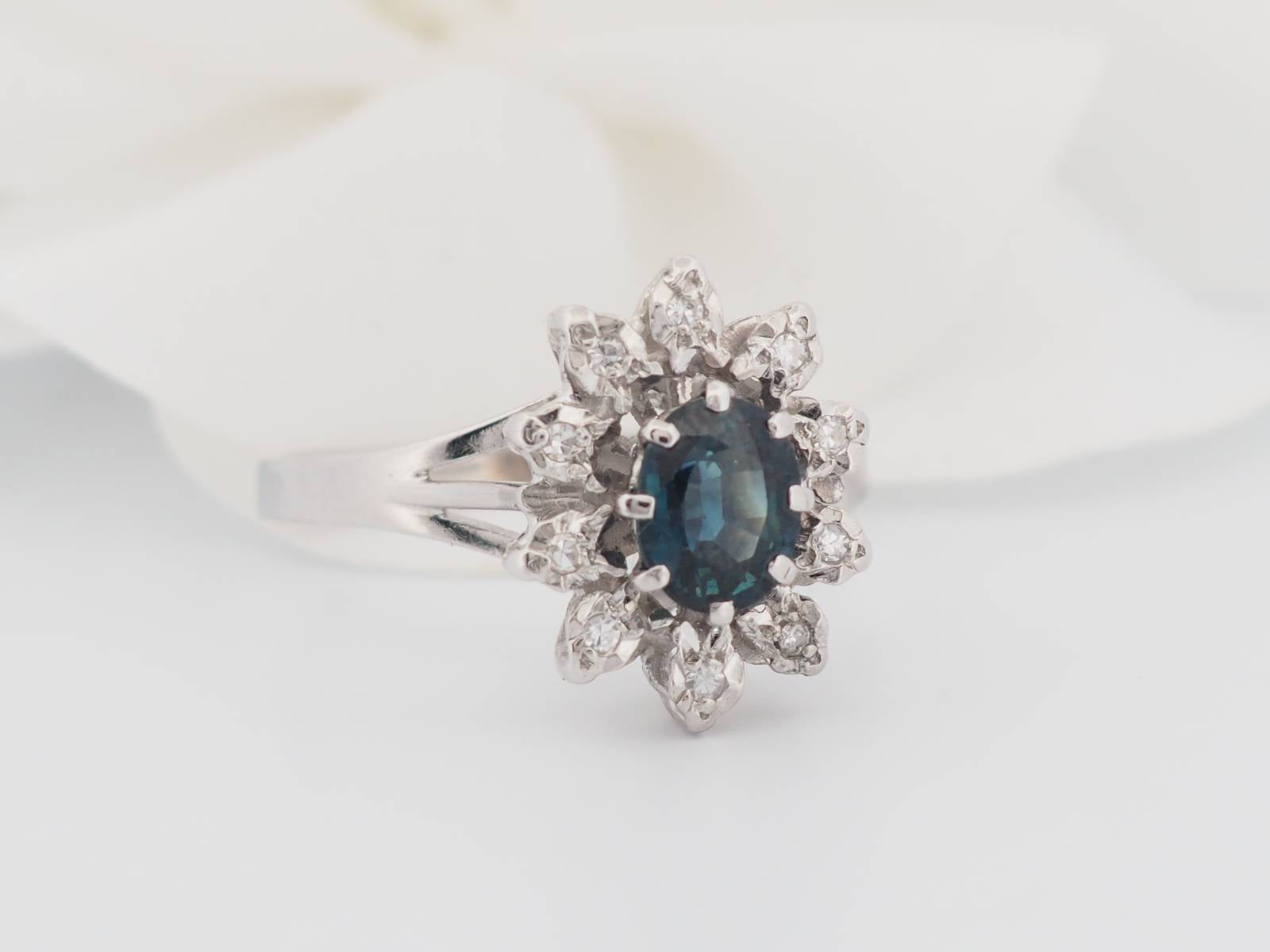 Bague entourage en or blanc, saphir et diamants