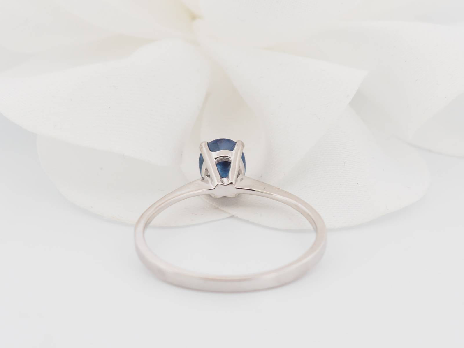 Bague solitaire en or blanc et saphir ovale