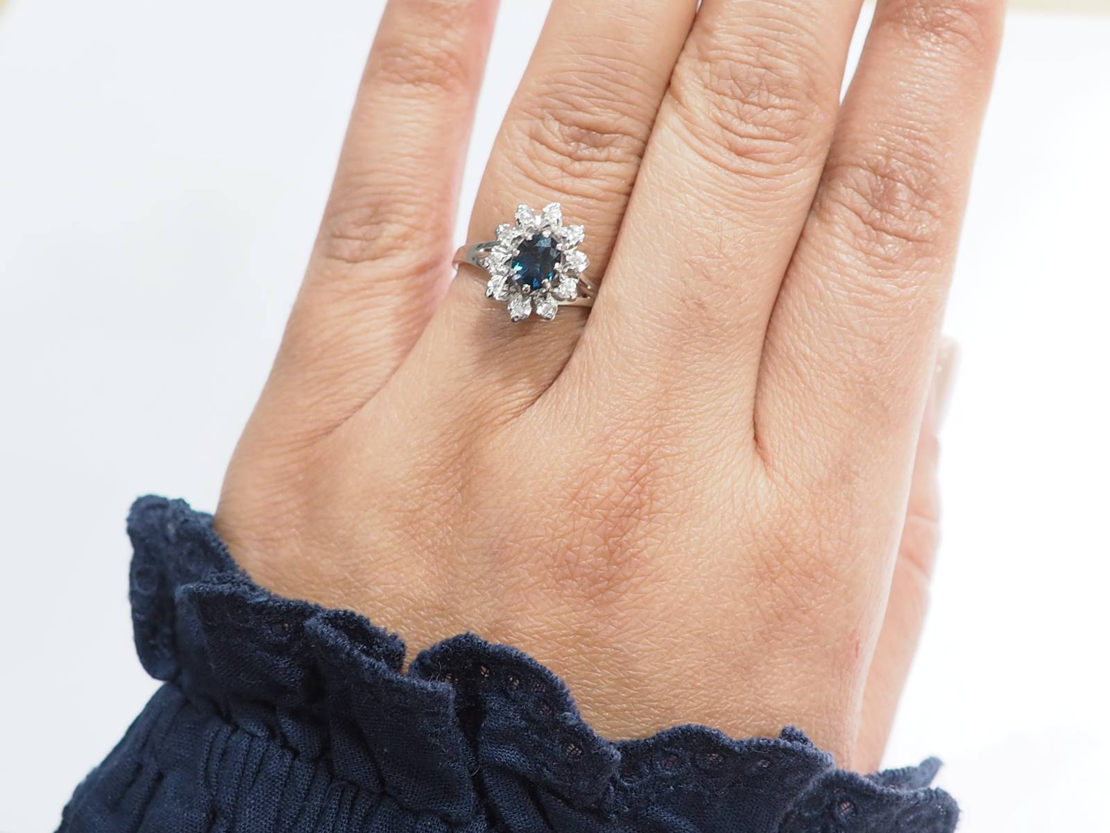 Bague entourage en or blanc, saphir et diamants