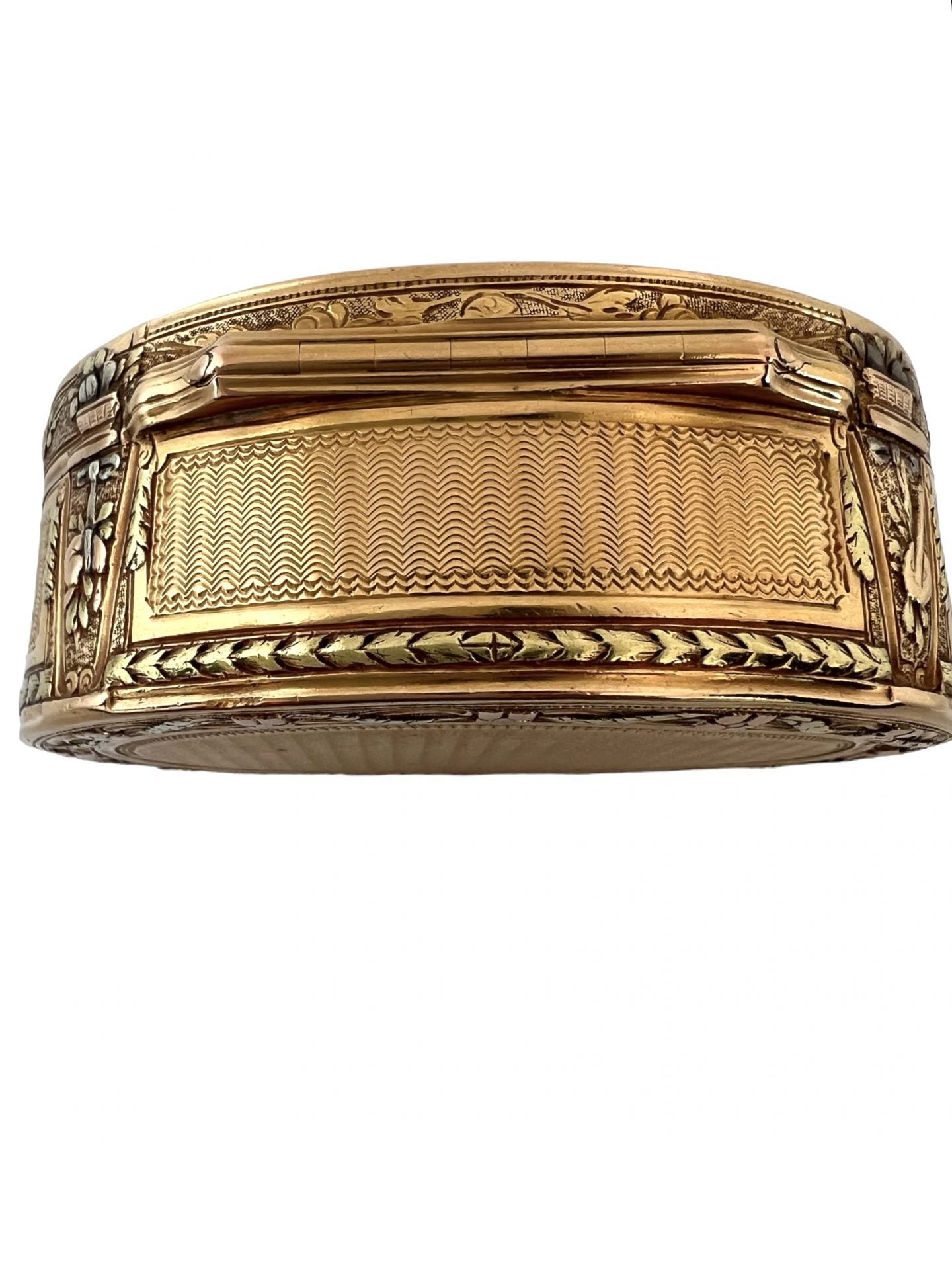 Two-tone gold snuffbox, Louis XVI period, circa 1768-1774