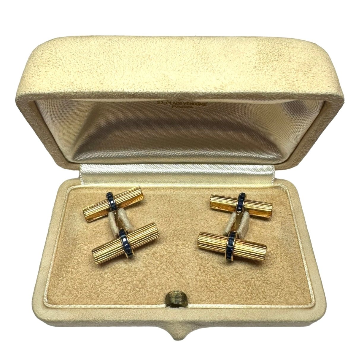 VAN CLEEF & ARPELS Paire de boutons de manchette en or jaune et saphirs calibrés. - Maison Eloe