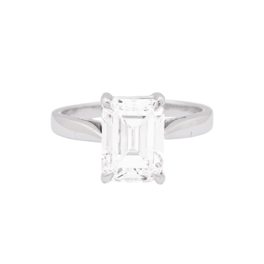 Bague taille émeraude, or blanc.