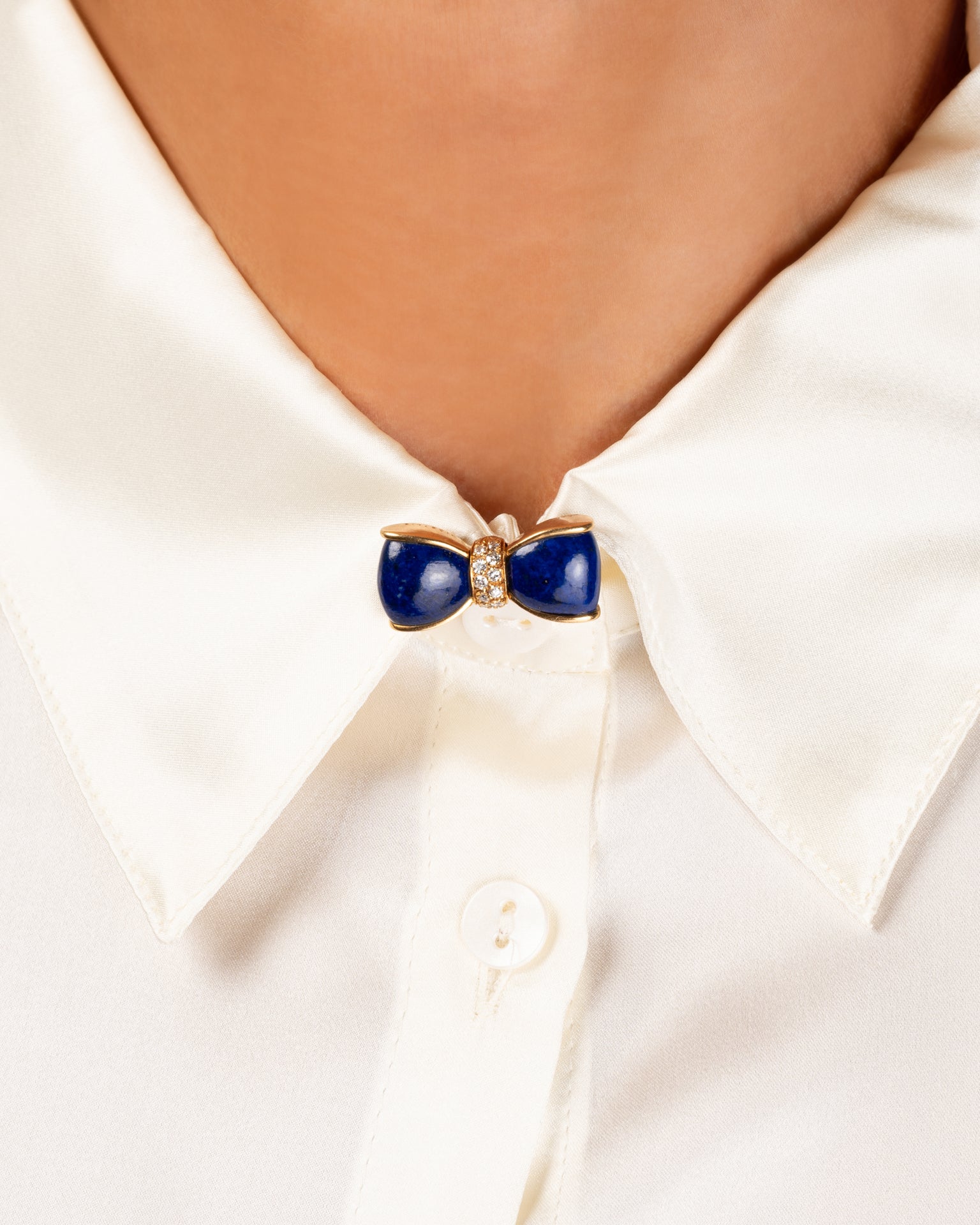 Van Cleef &amp; Arpels vintage "bow tie" brooch in yellow gold, lapis lazuli diamonds