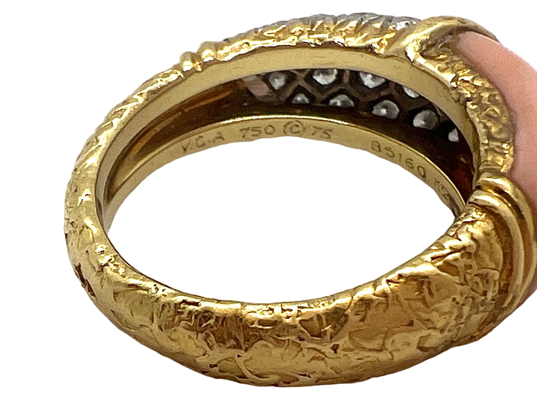 Van Cleef &amp; Arpels, 18K yellow gold, coral and diamond ring