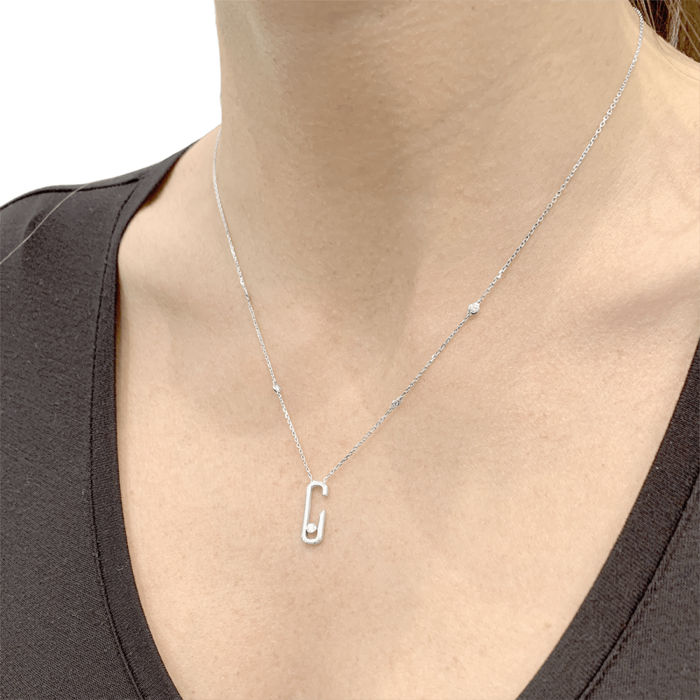 photo du Collier Messika, "Move", or blanc et diamants occasion, porté utour dun cou