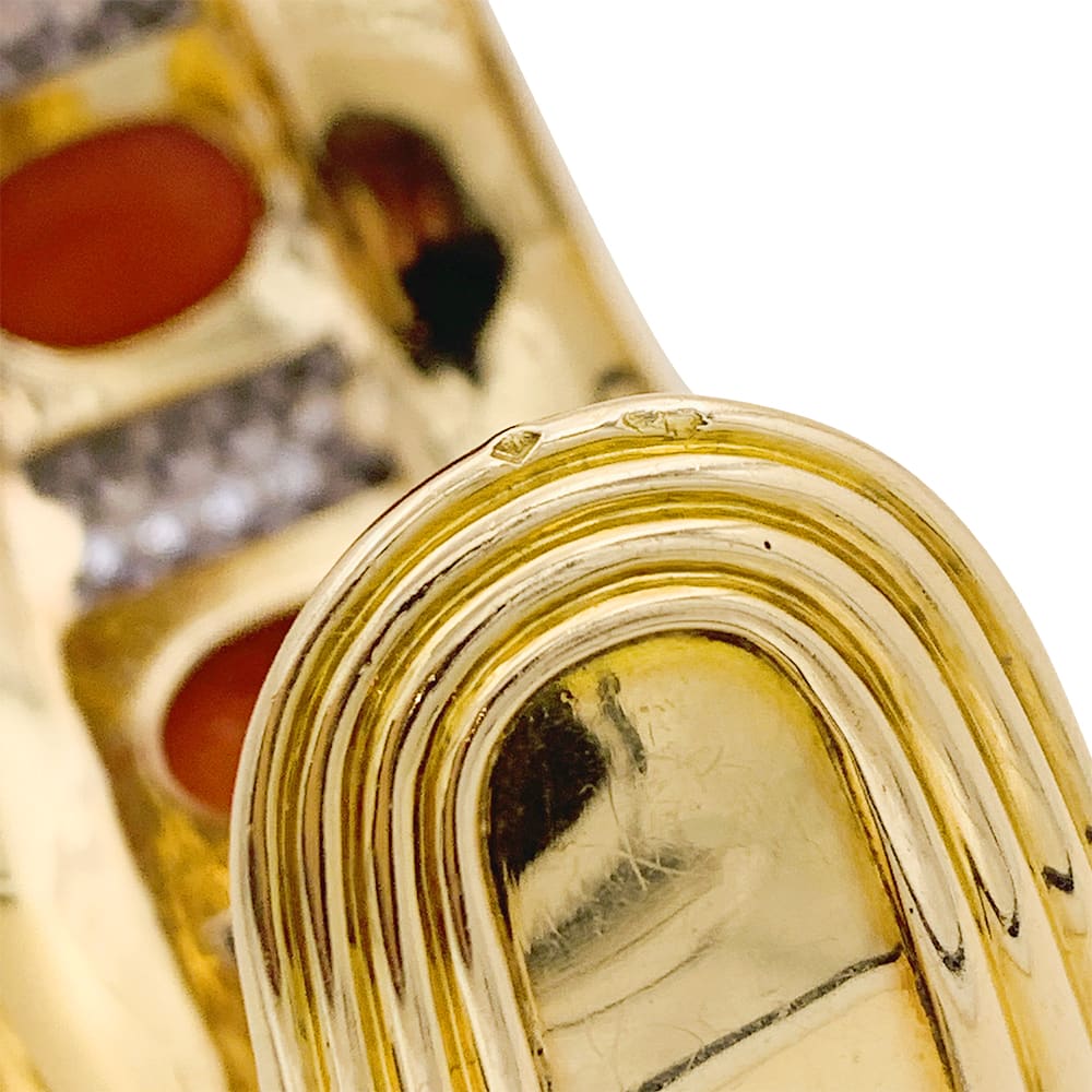 Important jonc attribué à René Boivin, platine, or jaune, corail et diamants.