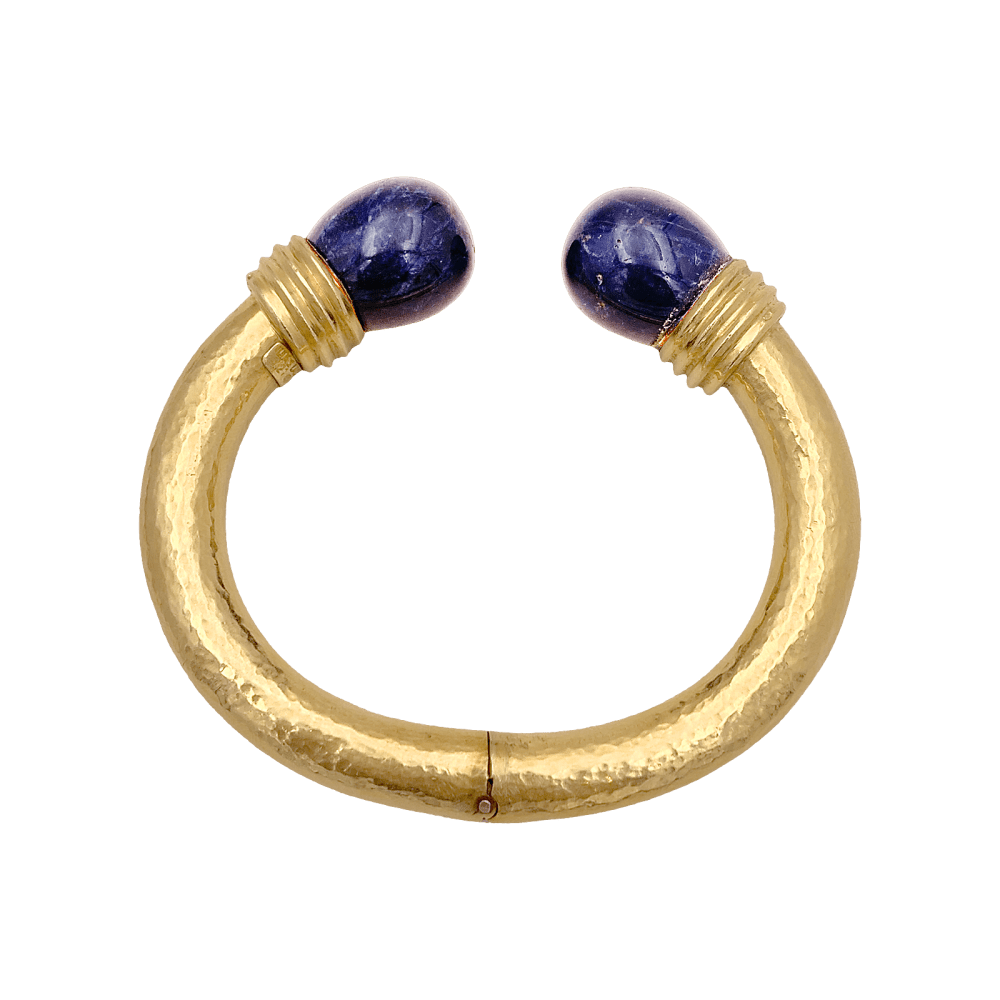 Bracelet jonc Ilias Lalaounis, collection "Neolithic", en or jaune martelé et sodalite.