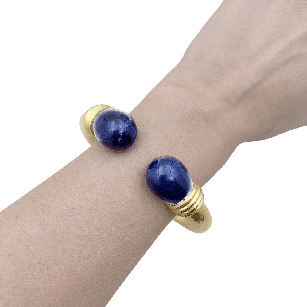 Bracelet jonc Ilias Lalaounis, collection "Neolithic", en or jaune martelé et sodalite.