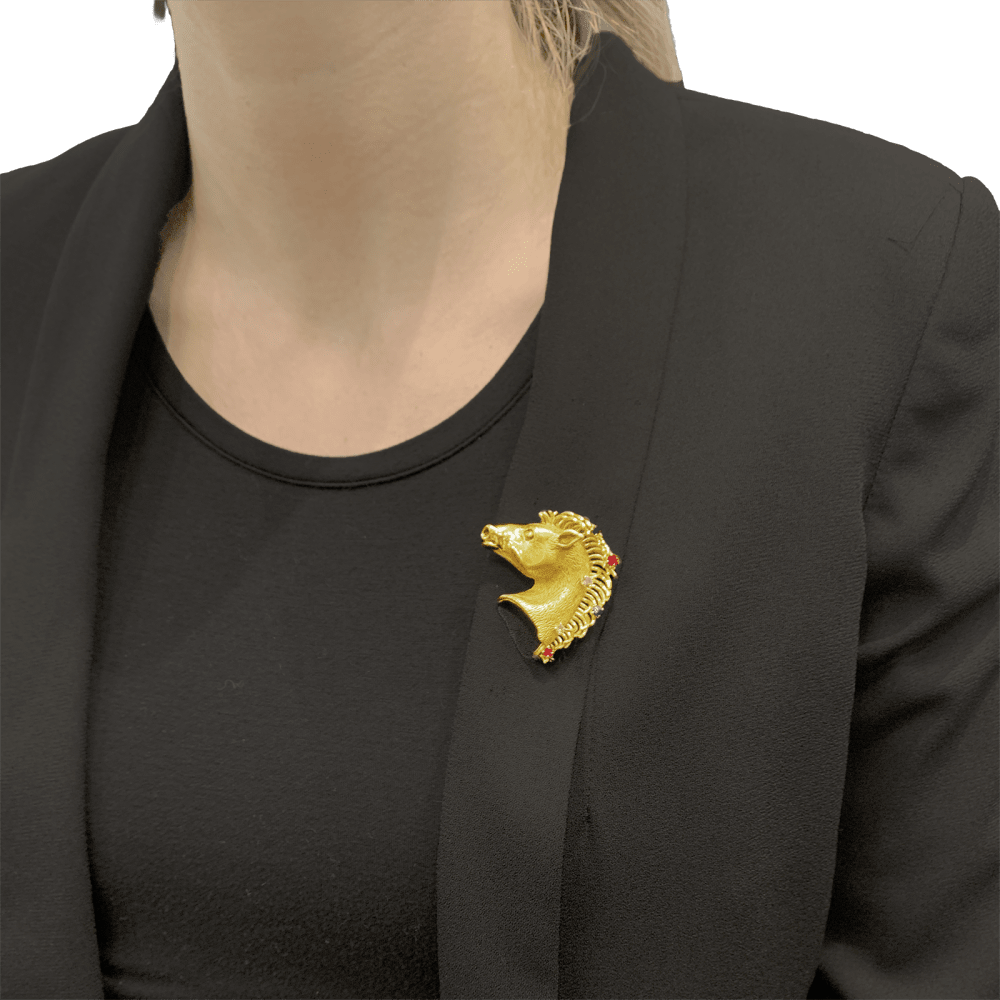 Broche "protomée de cheval", or jaune, diamants, rubis, saphir et émeraude.