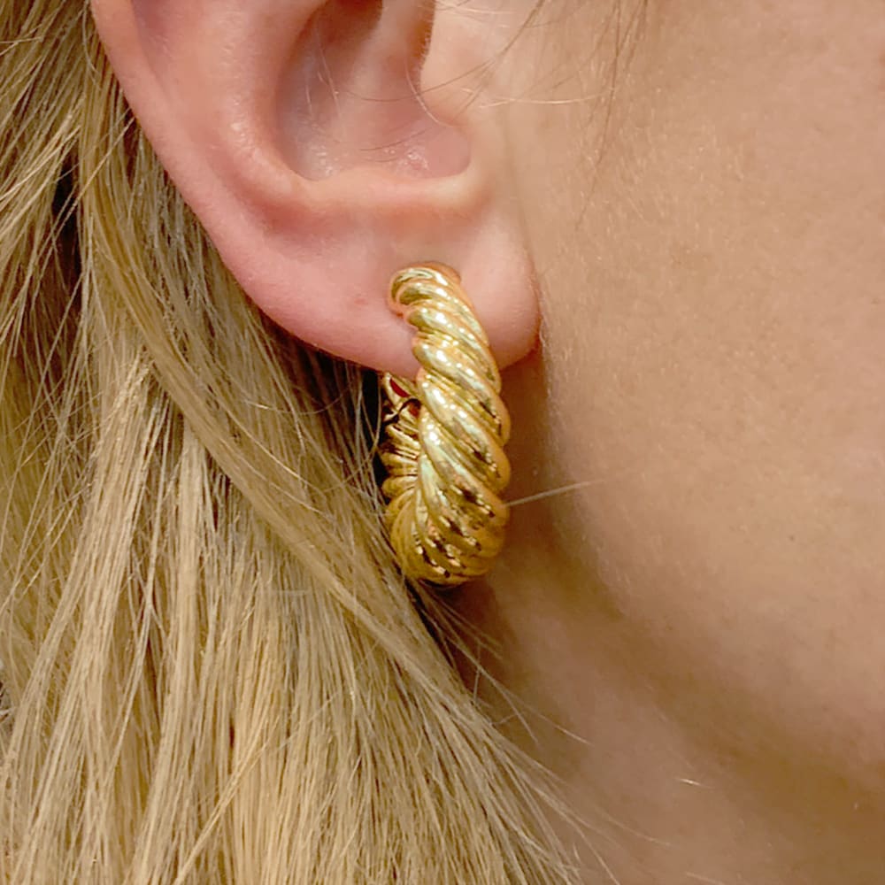Boucles d'oreilles créoles Van Cleef & Arpels, or jaune godronné.