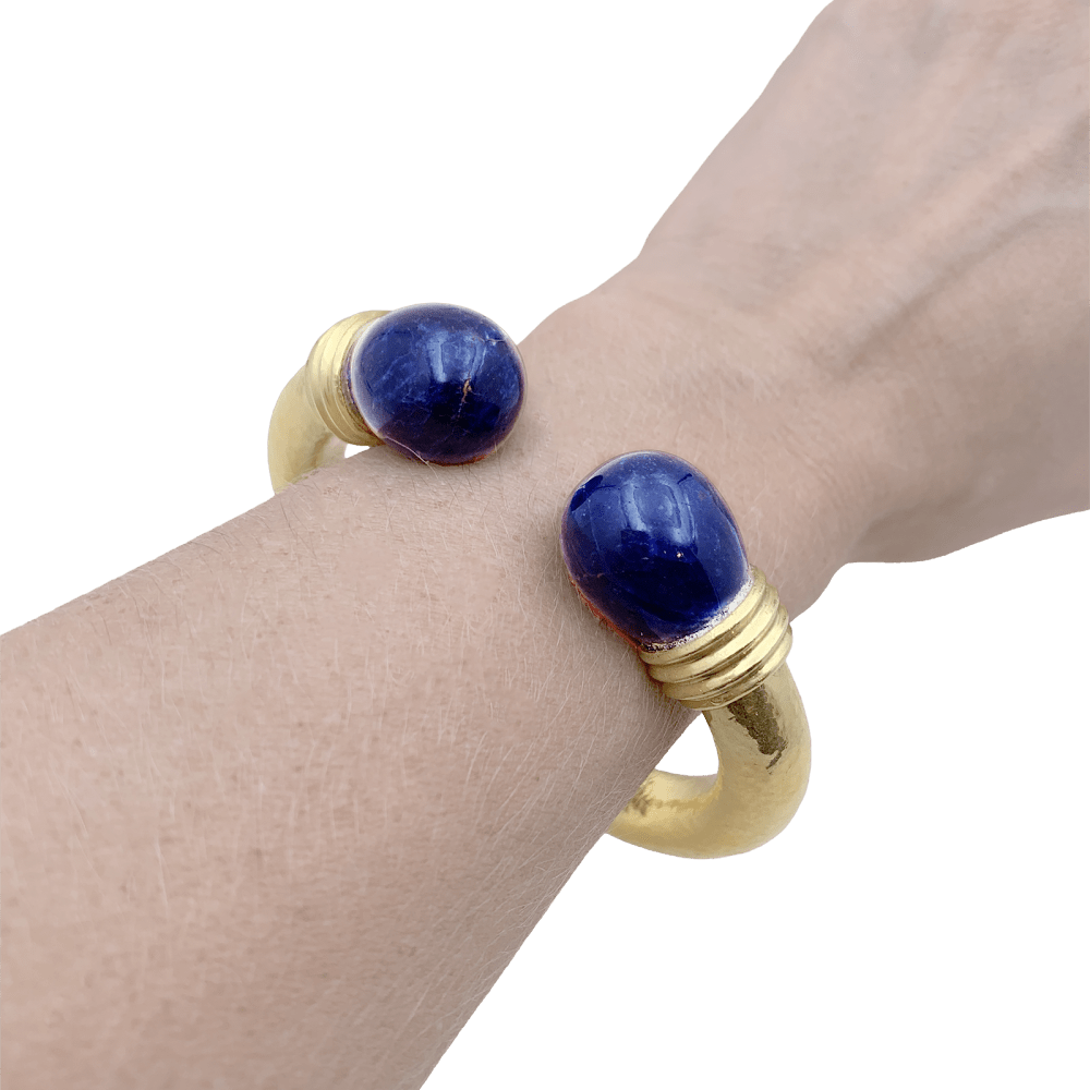 Bracelet jonc Ilias Lalaounis, collection "Neolithic", en or jaune martelé et sodalite.