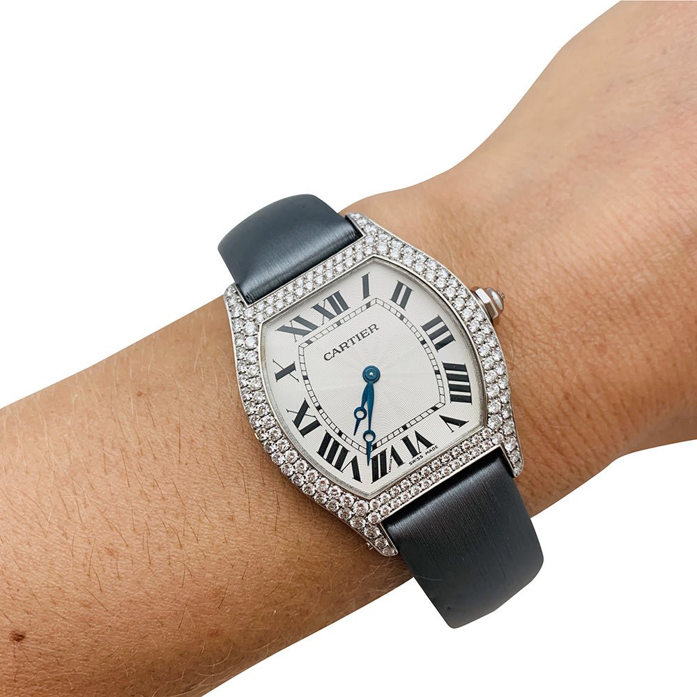 Montre Cartier modèle Tortue en or blanc et diamants sur satin - Maison Eloe