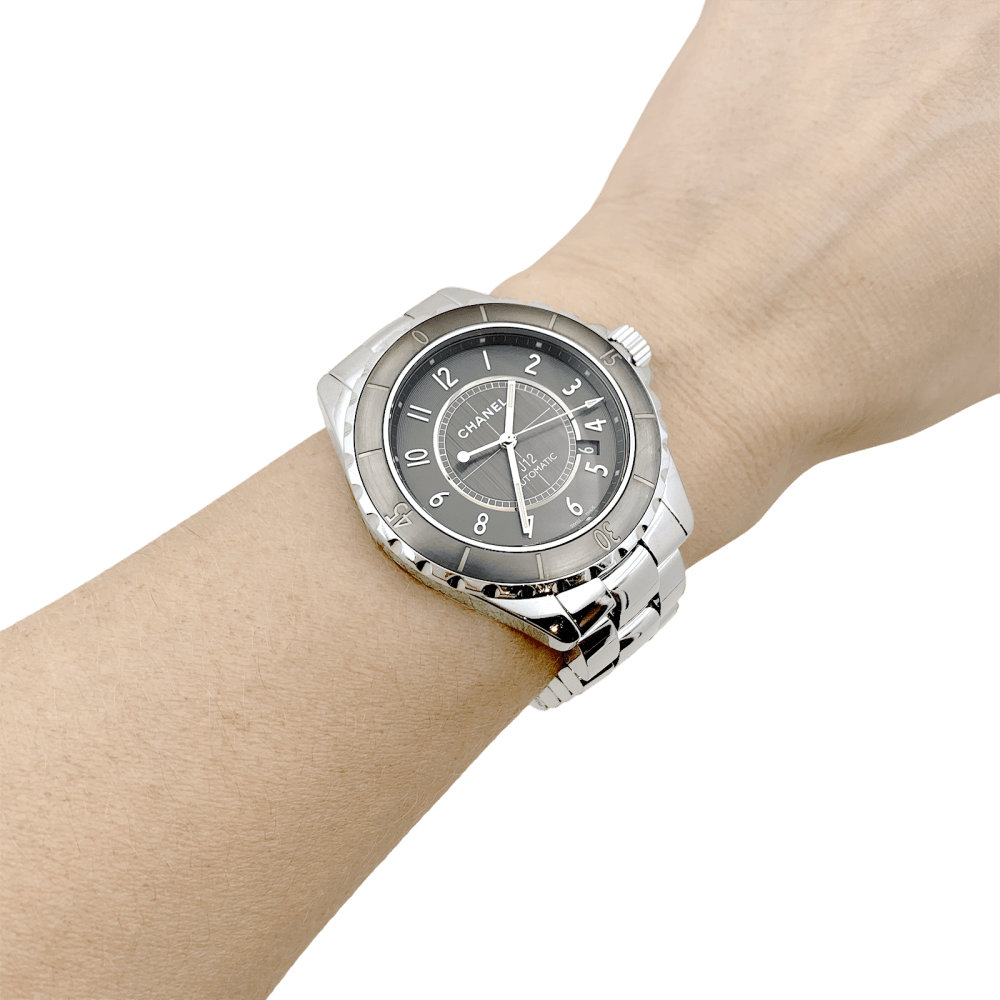 Montre Femme CHANEL « Chromatic », céramique de titane.