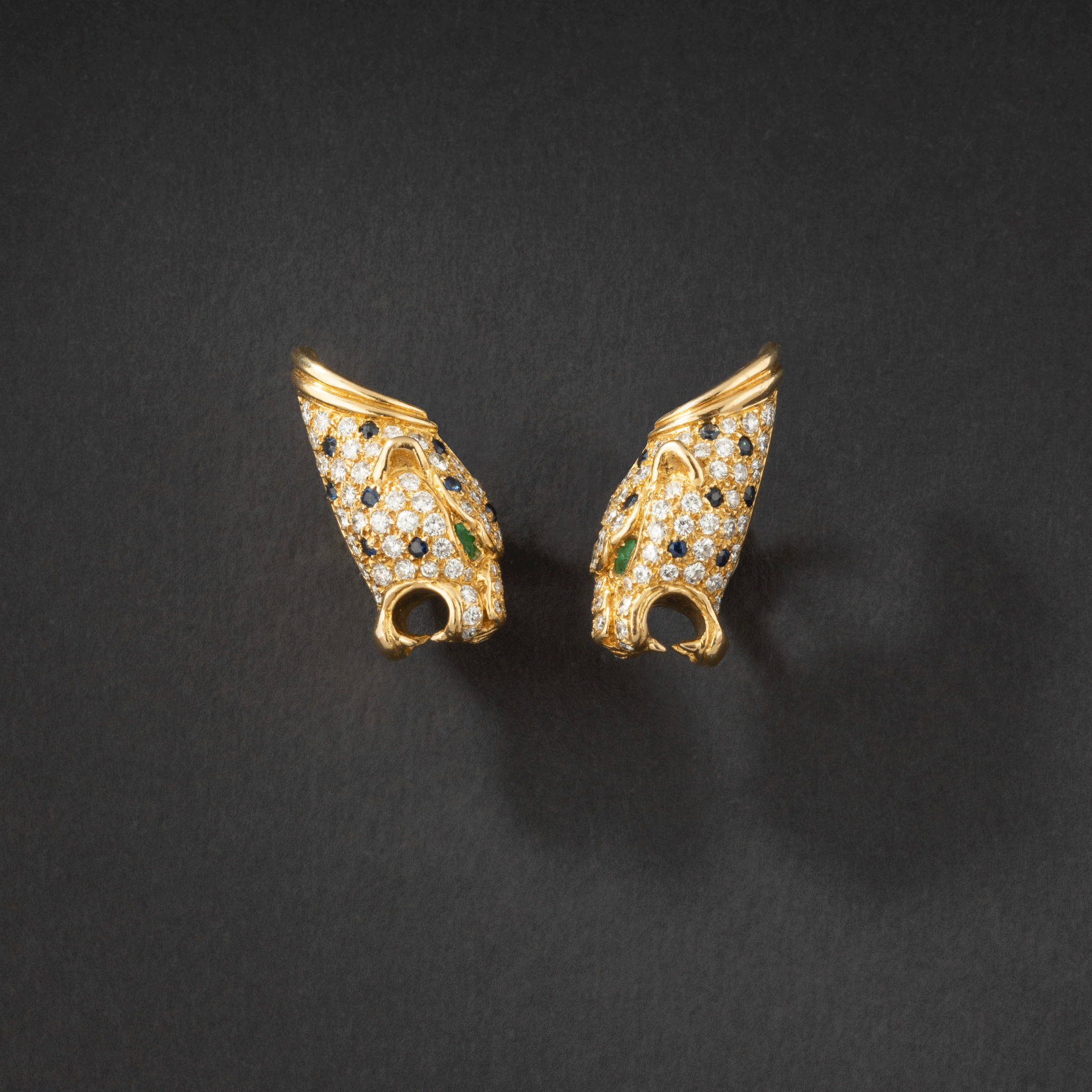 GAY FRÈRES. Boucles d'oreilles en or, diamants, saphirs et émeraudes.