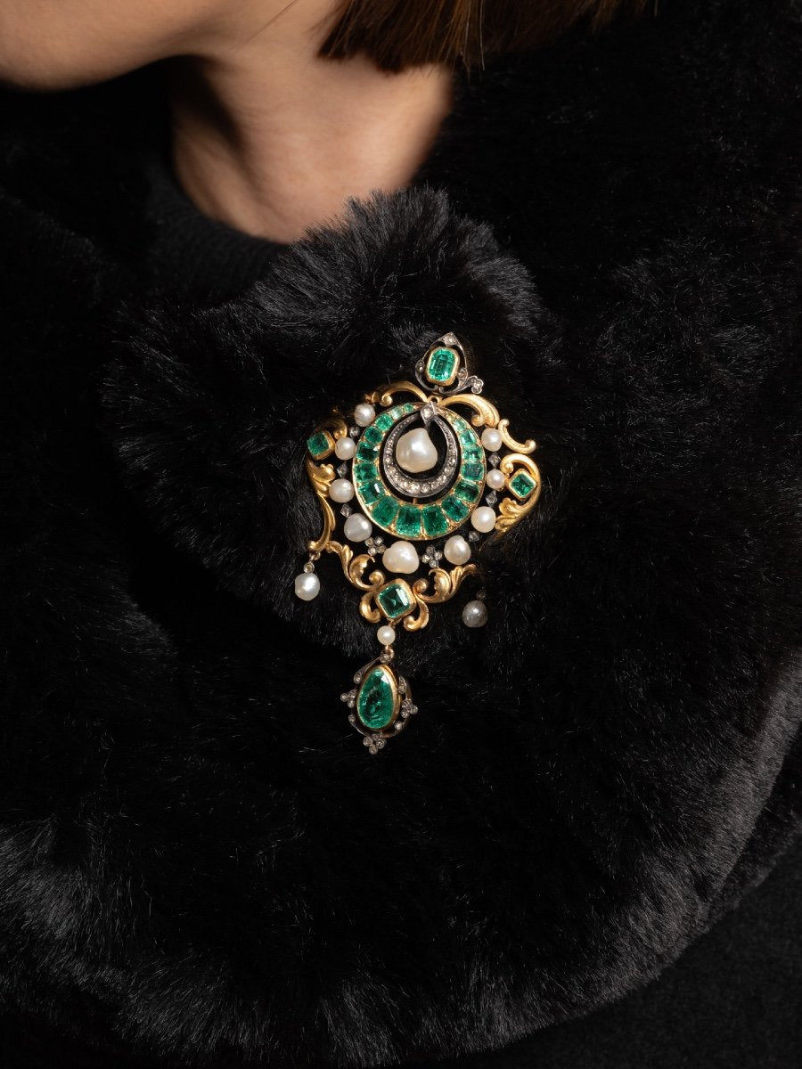 Beaumont &amp; Compagnie Gold Brooch with Emeralds and Fine Pearls
