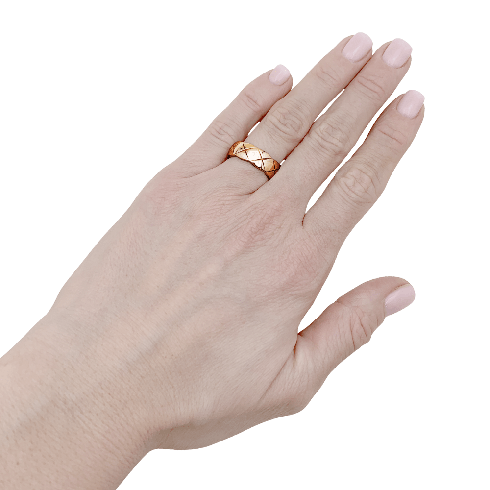 Photo portée de la Bague Chanel, "Coco Crush", or rose occasion authentifiée petit modèle