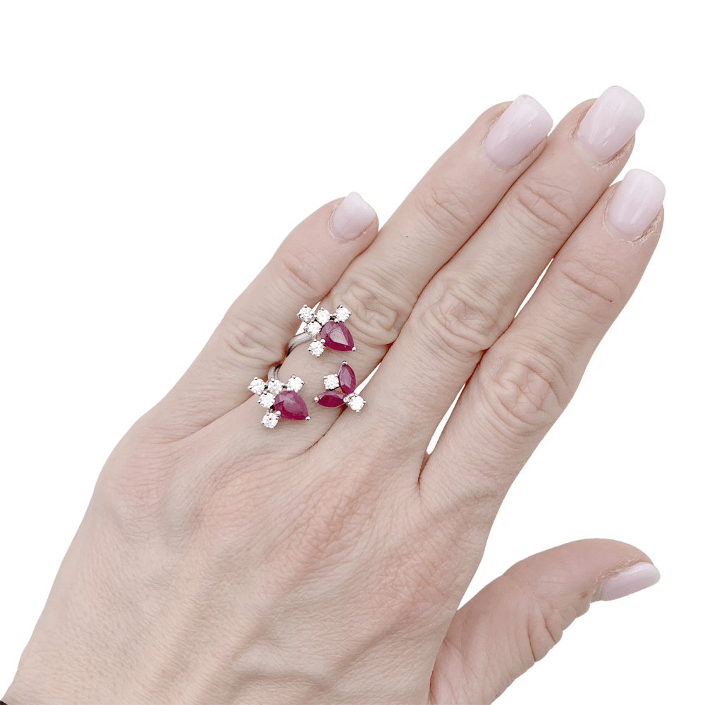 Bague ouverte, or blanc, rubis et diamants.