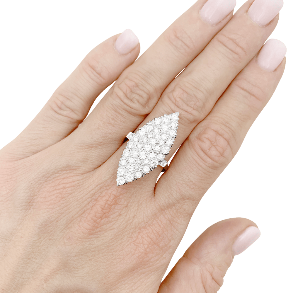 Bague marquise, deux ors, diamants.