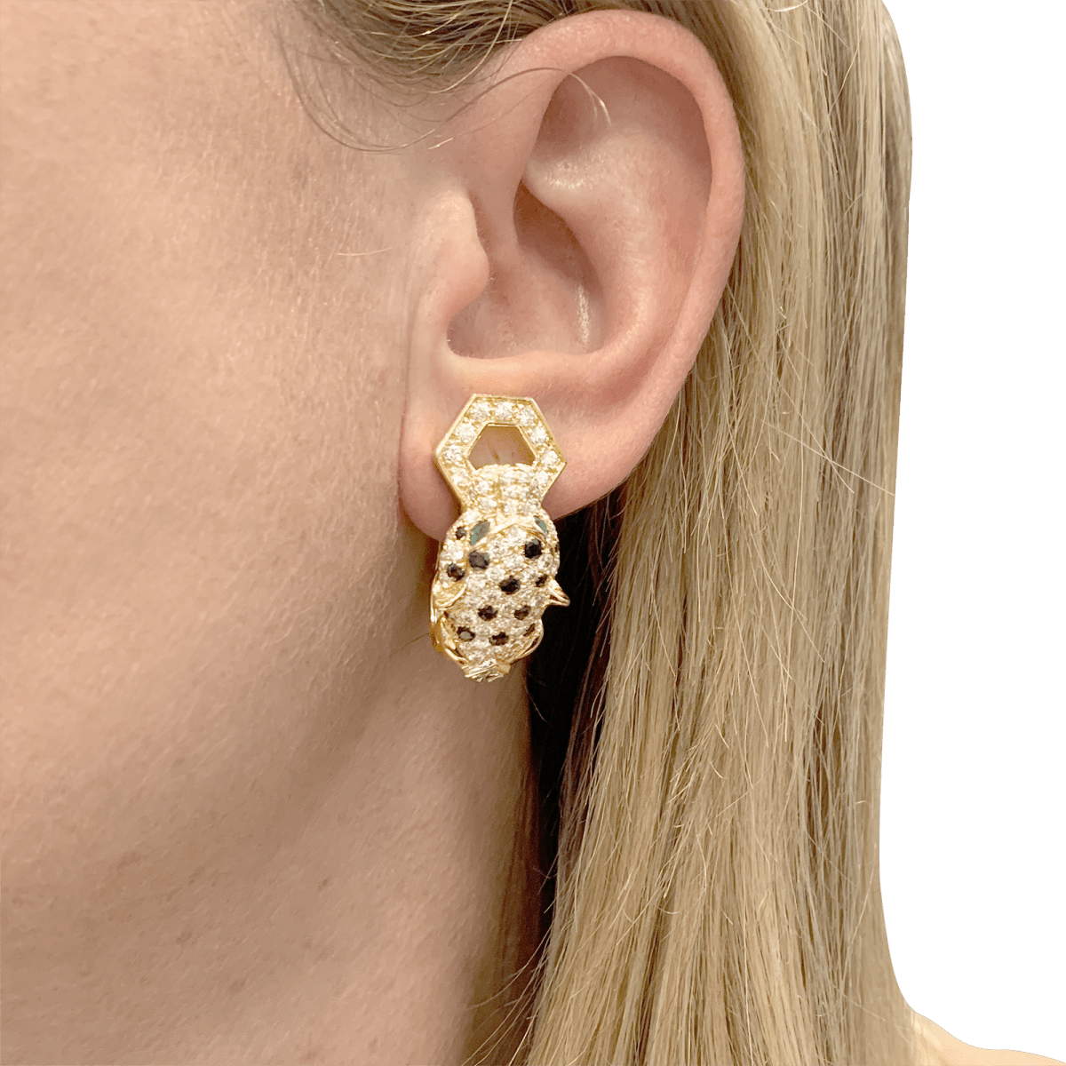 Clips d'oreilles O.J. PERRIN, or jaune, diamants, saphirs et émeraudes. - Maison Eloe