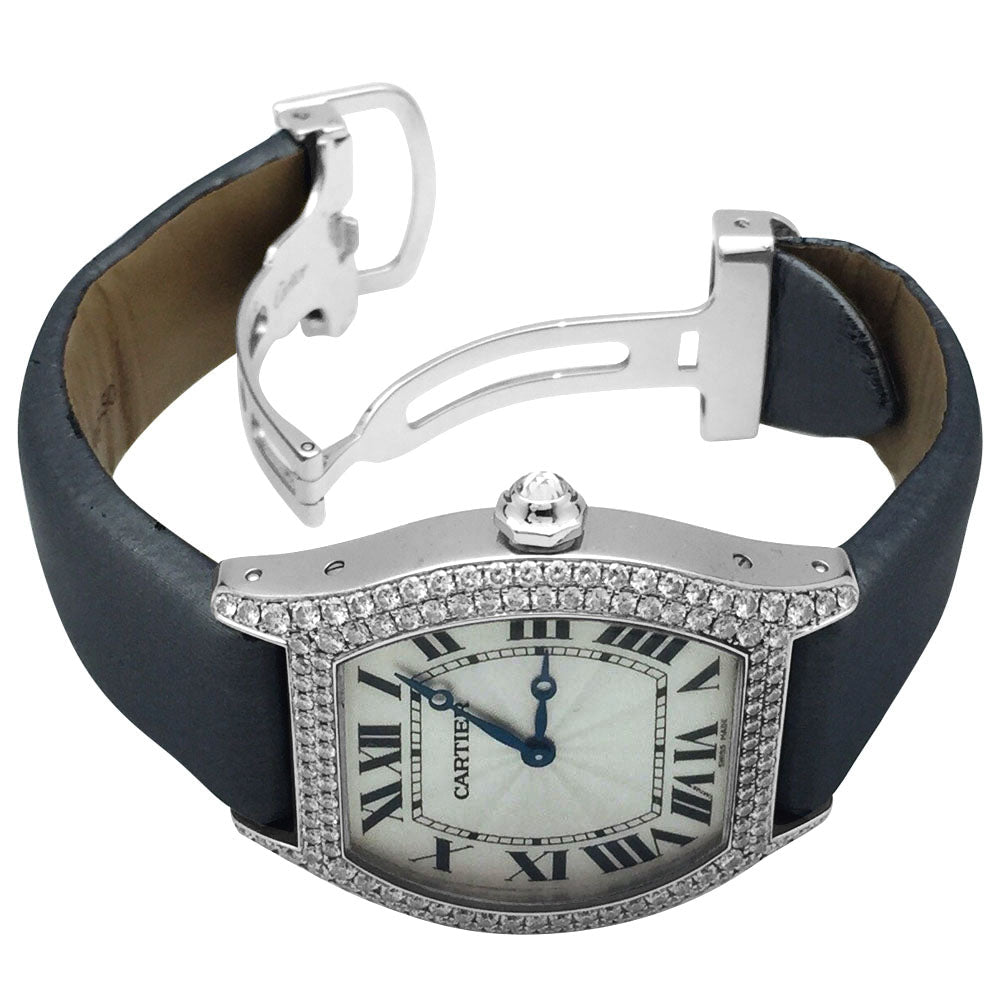 Montre Cartier modèle Tortue en or blanc et diamants sur satin - Maison Eloe