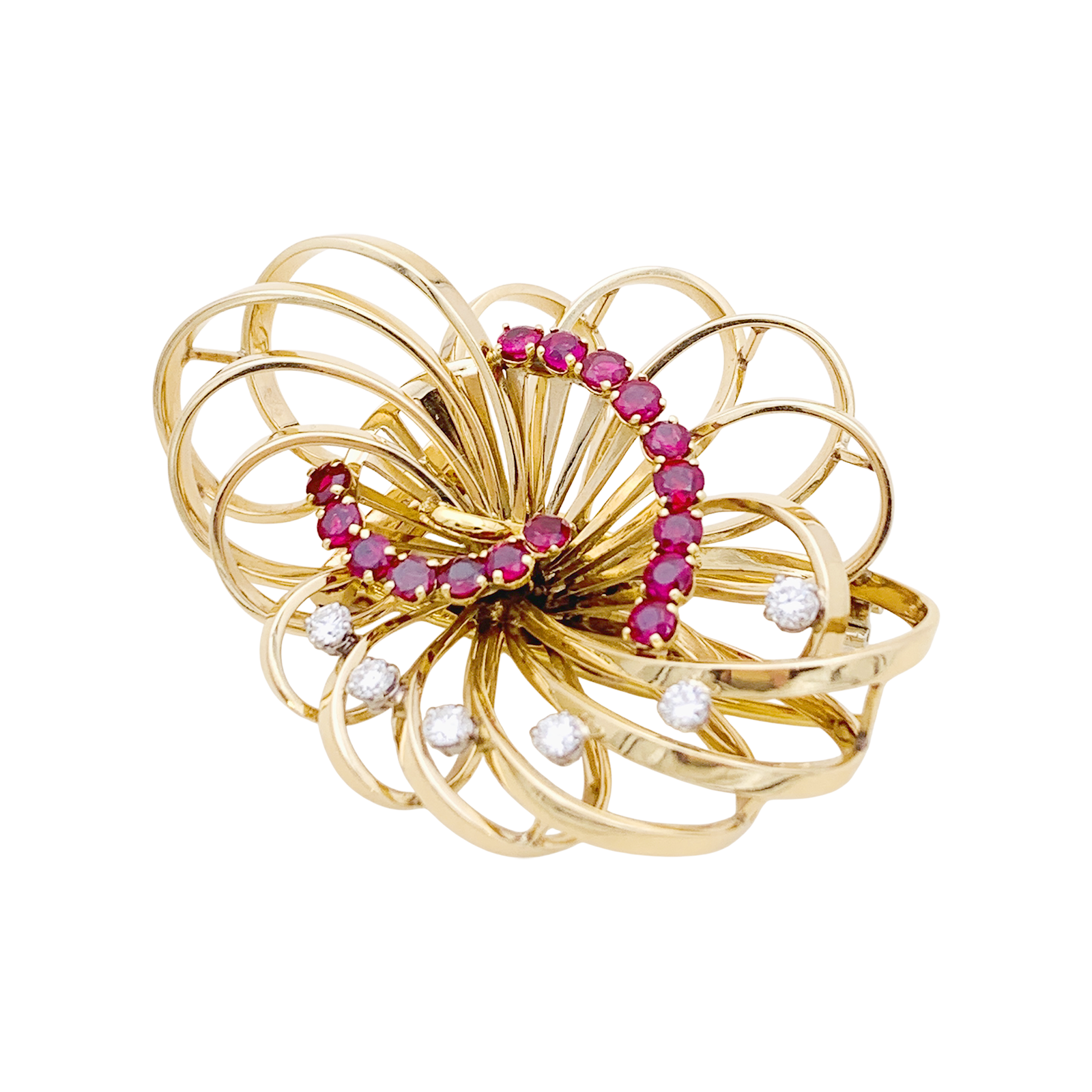 Broche BOUCHERON, or jaune, platine, rubis et diamants.