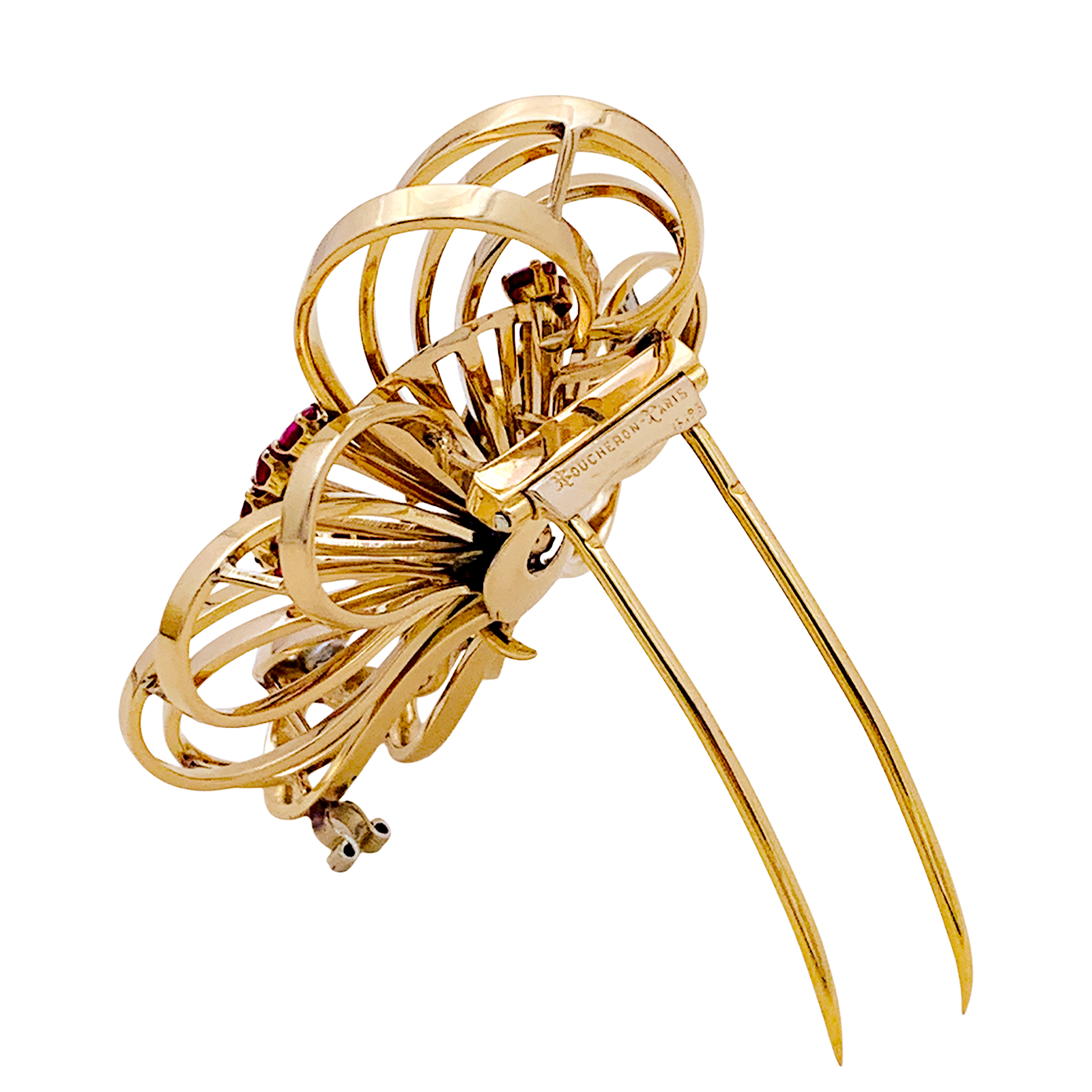 Broche BOUCHERON, or jaune, platine, rubis et diamants.