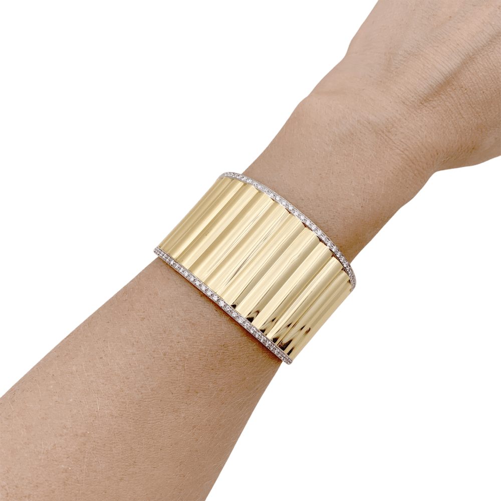 Bracelet manchette deux ors et diamants.