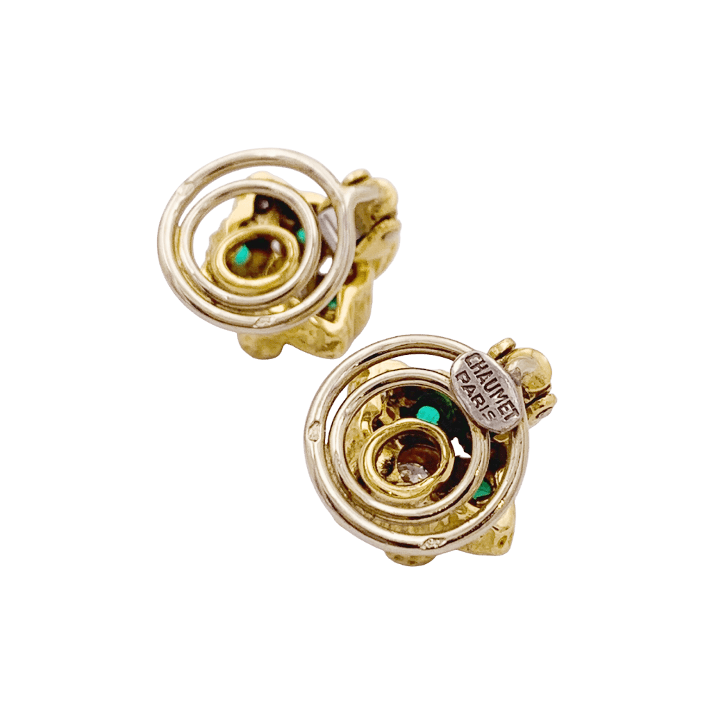Boucles d'oreilles Chaumet, or jaune, diamants, émeraudes.