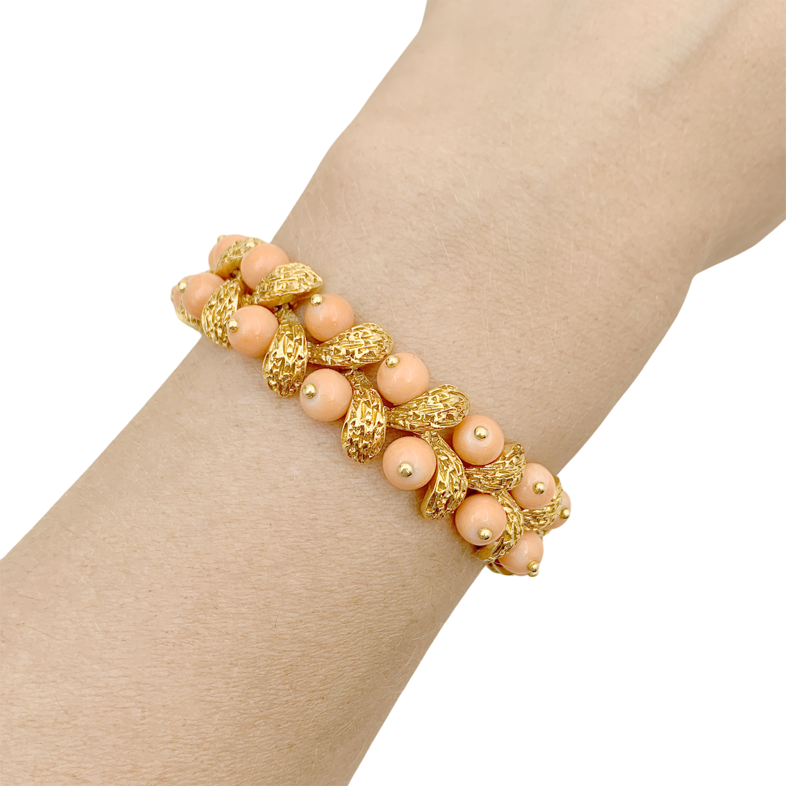 Bracelet Van Cleef & Arpels, “Gui”, or jaune, corail peau d’ange.