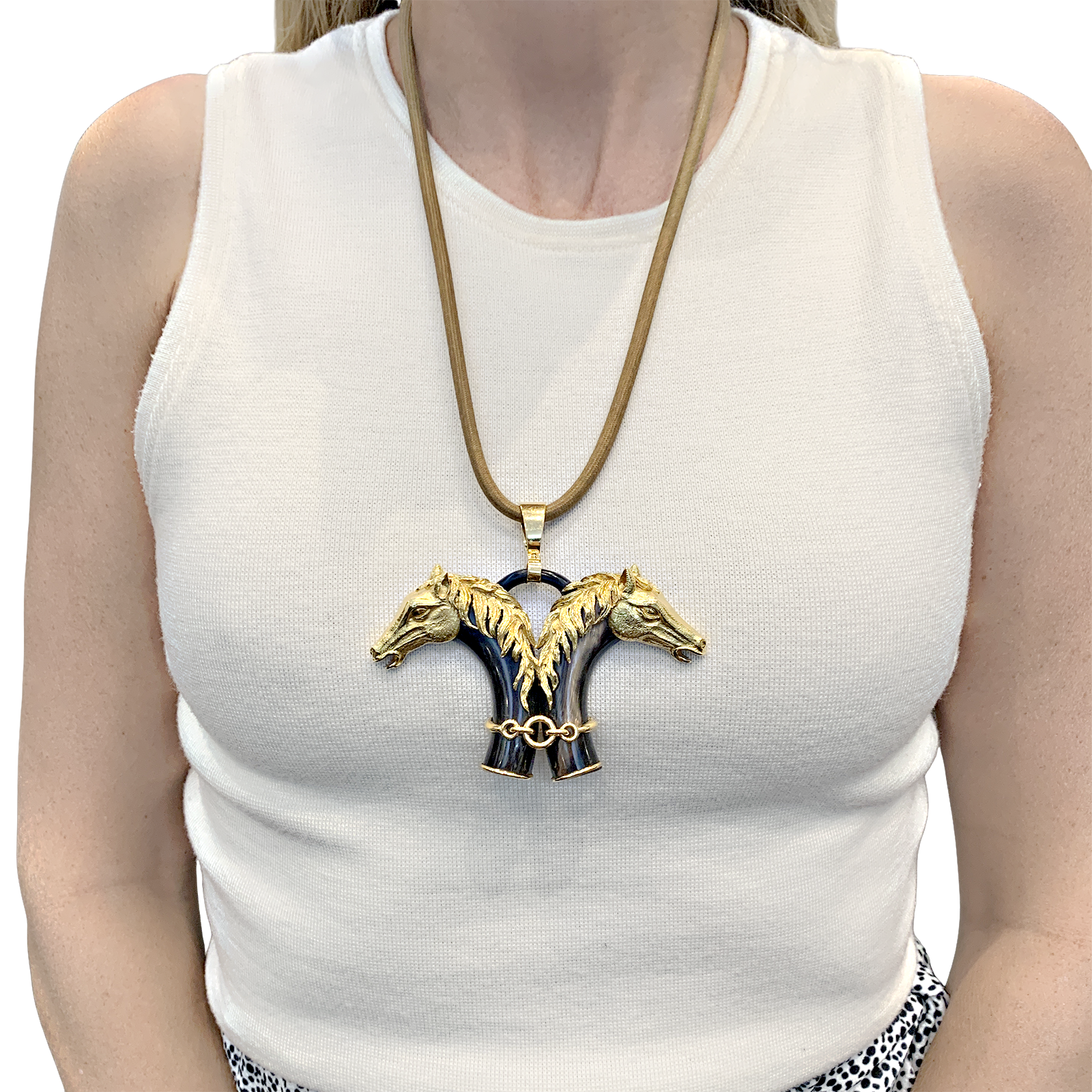 Pendentif FRED double tête de cheval en or jaune et corne.