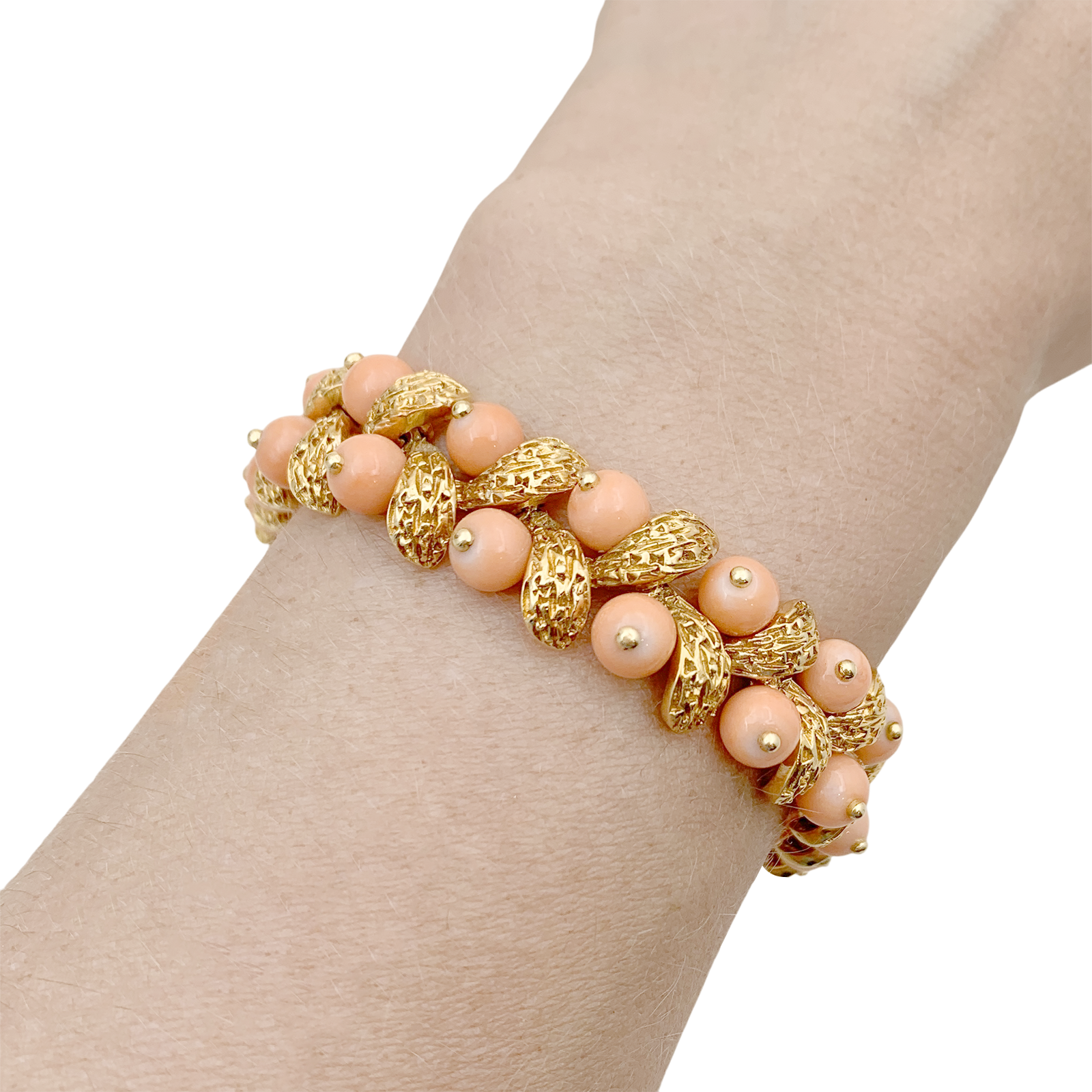 Bracelet Van Cleef & Arpels, “Gui”, or jaune, corail peau d’ange.