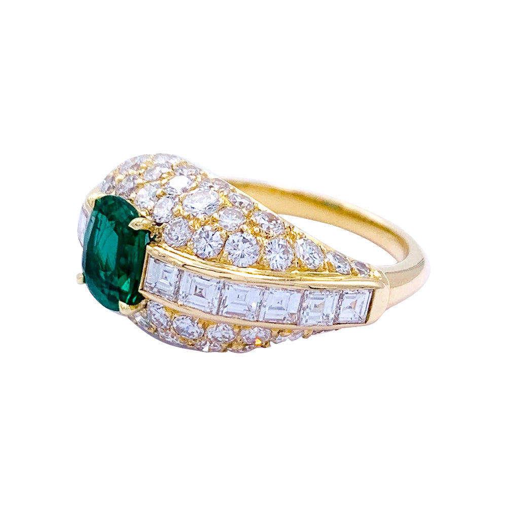 Bague or jaune, émeraude coussin et pavage diamants.