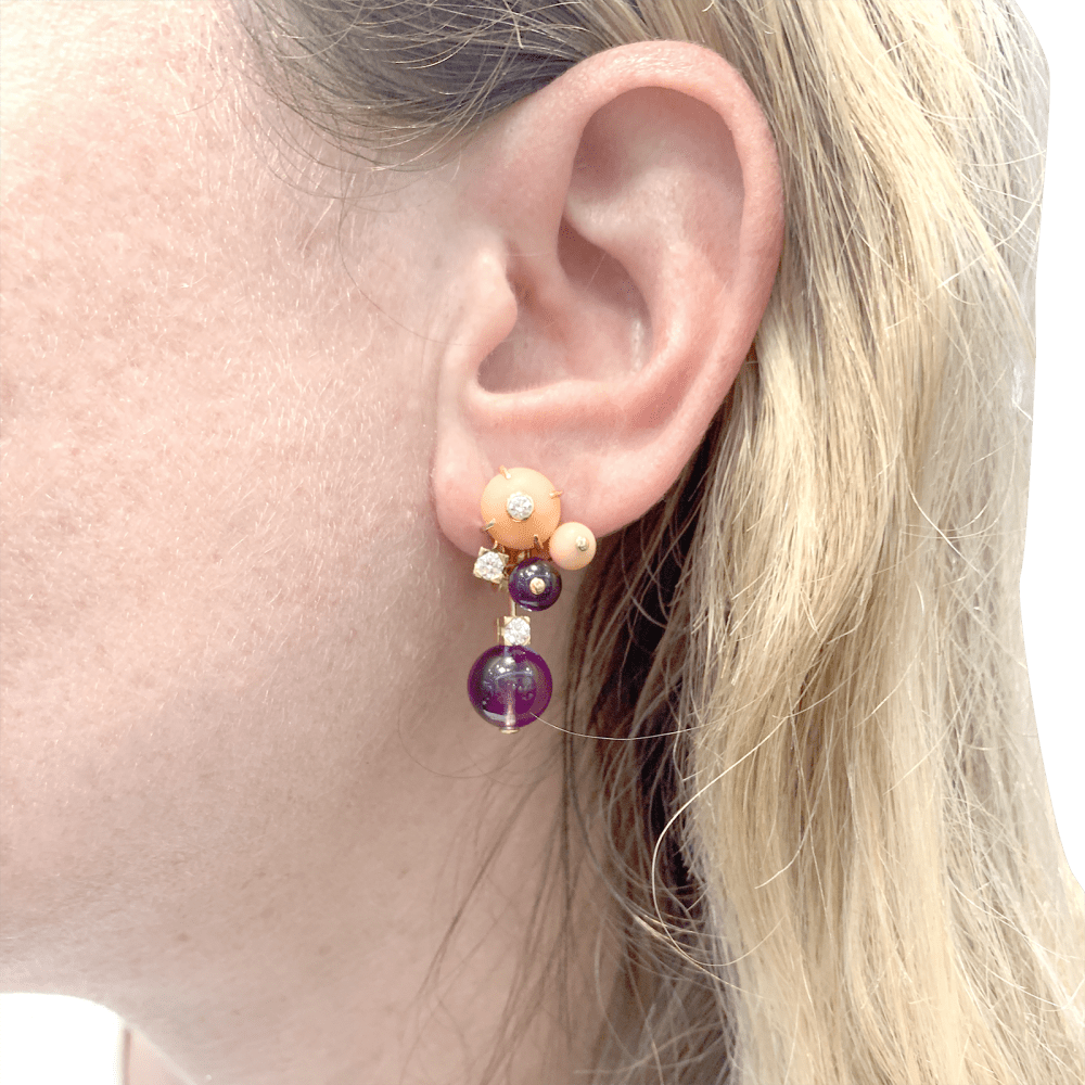 Boucles d'oreilles Cartier "Délices de Goa" en or rose, améthystes, diamants et corail.