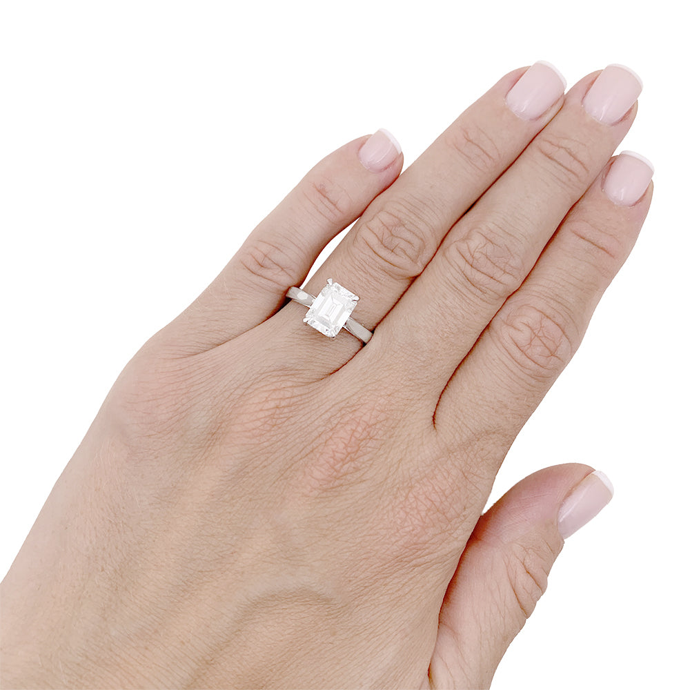 Bague taille émeraude, or blanc.