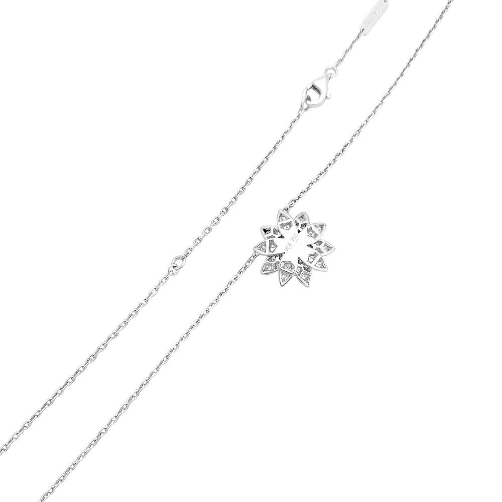 Pendentif Van Cleef & Arpels, "Lotus", or blanc et diamants.