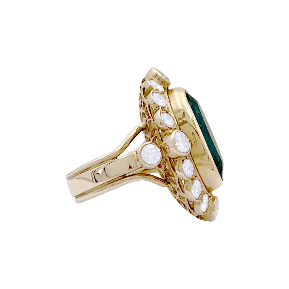 Bague or jaune, émeraude et diamants.