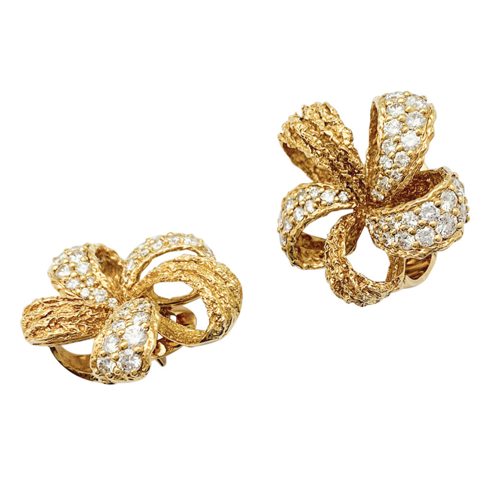 Grosses boucles d’oreilles fleurs M.Gérard en or jaune et diamants