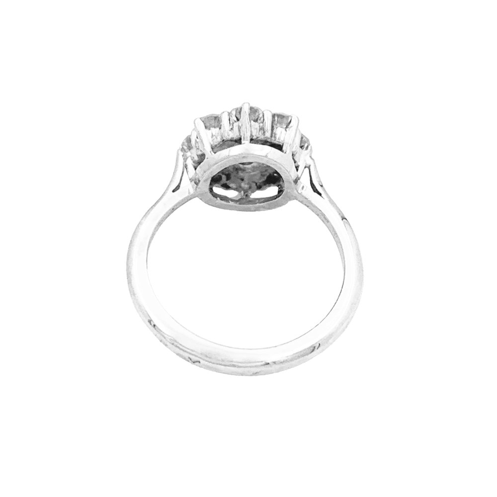 Bague fleur en or blanc et platine sertie de diamants.