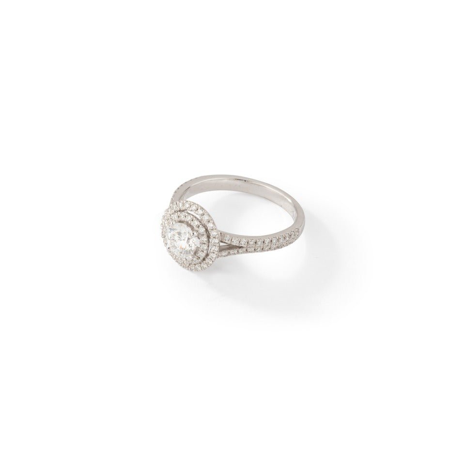 Bague solitaire en or blanc et ornée de diamants taille brillant. - Maison Eloe