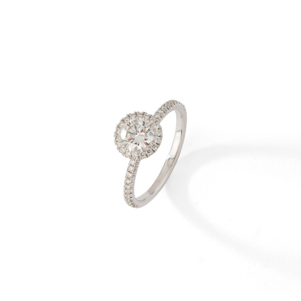 Bague de fiançailles en or blanc ornée de diamants. - Maison Eloe