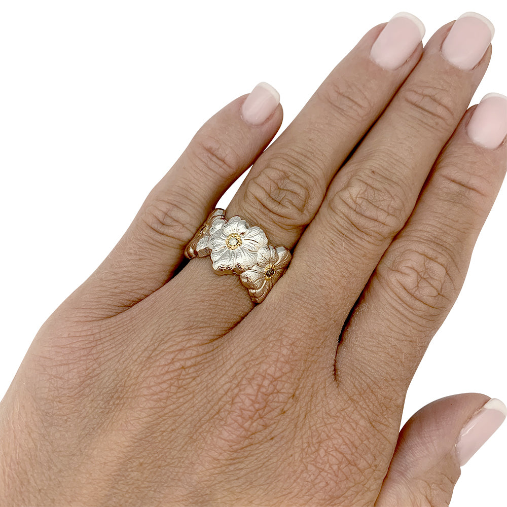 Bague Buccellati, "Blossoms Gardenia", argent, or jaune, diamants bruns.