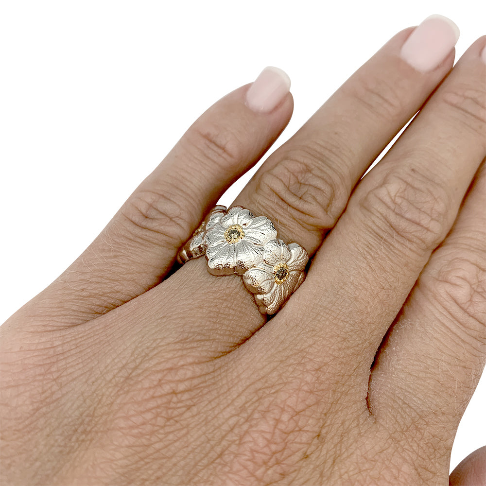 Bague Buccellati, "Blossoms Gardenia", argent, or jaune, diamants bruns.