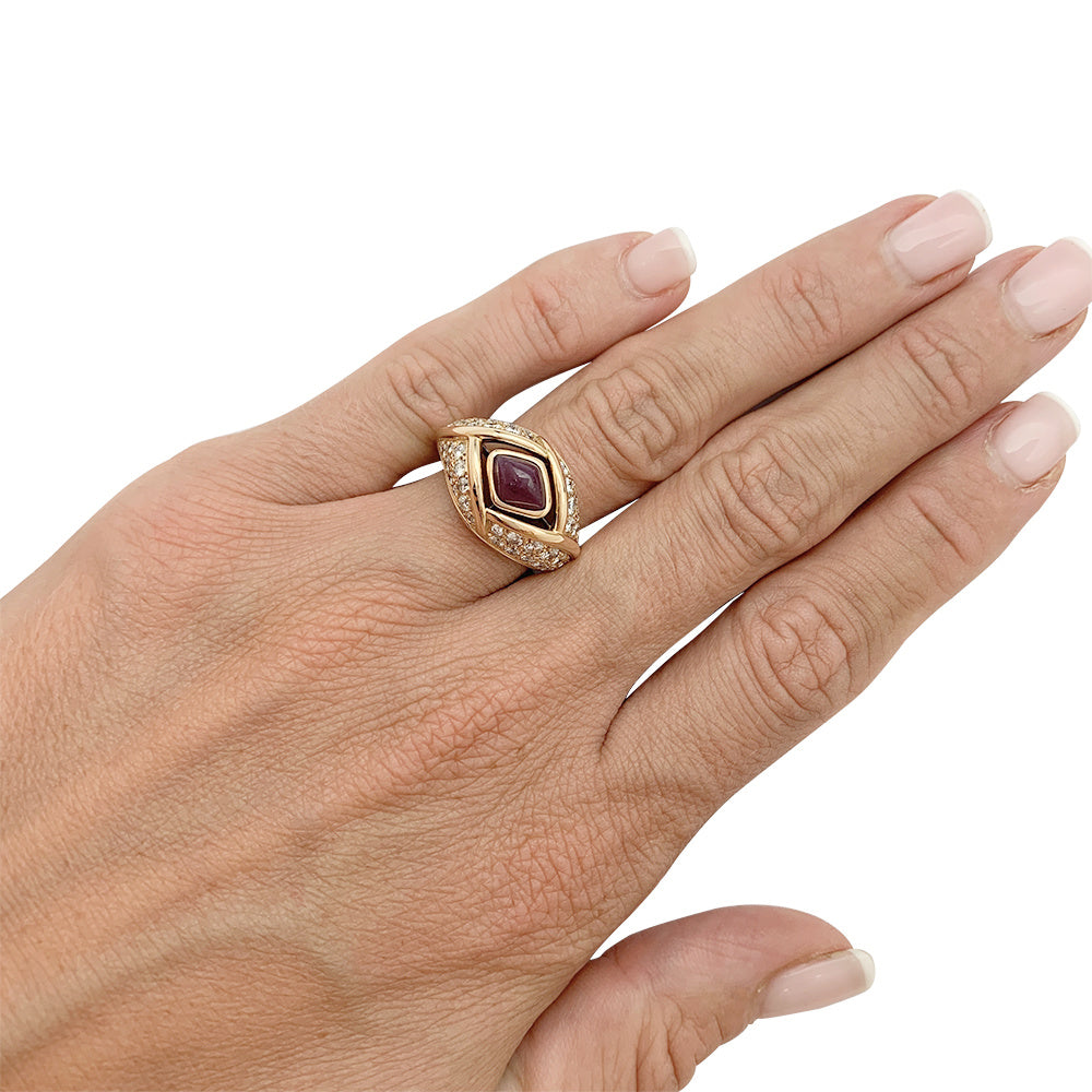 Bague Cartier en or jaune, diamants et rubis.