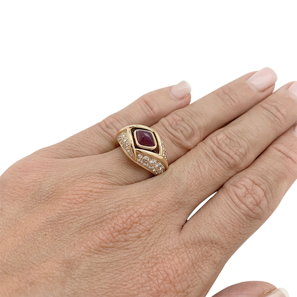 Bague Cartier en or jaune, diamants et rubis.