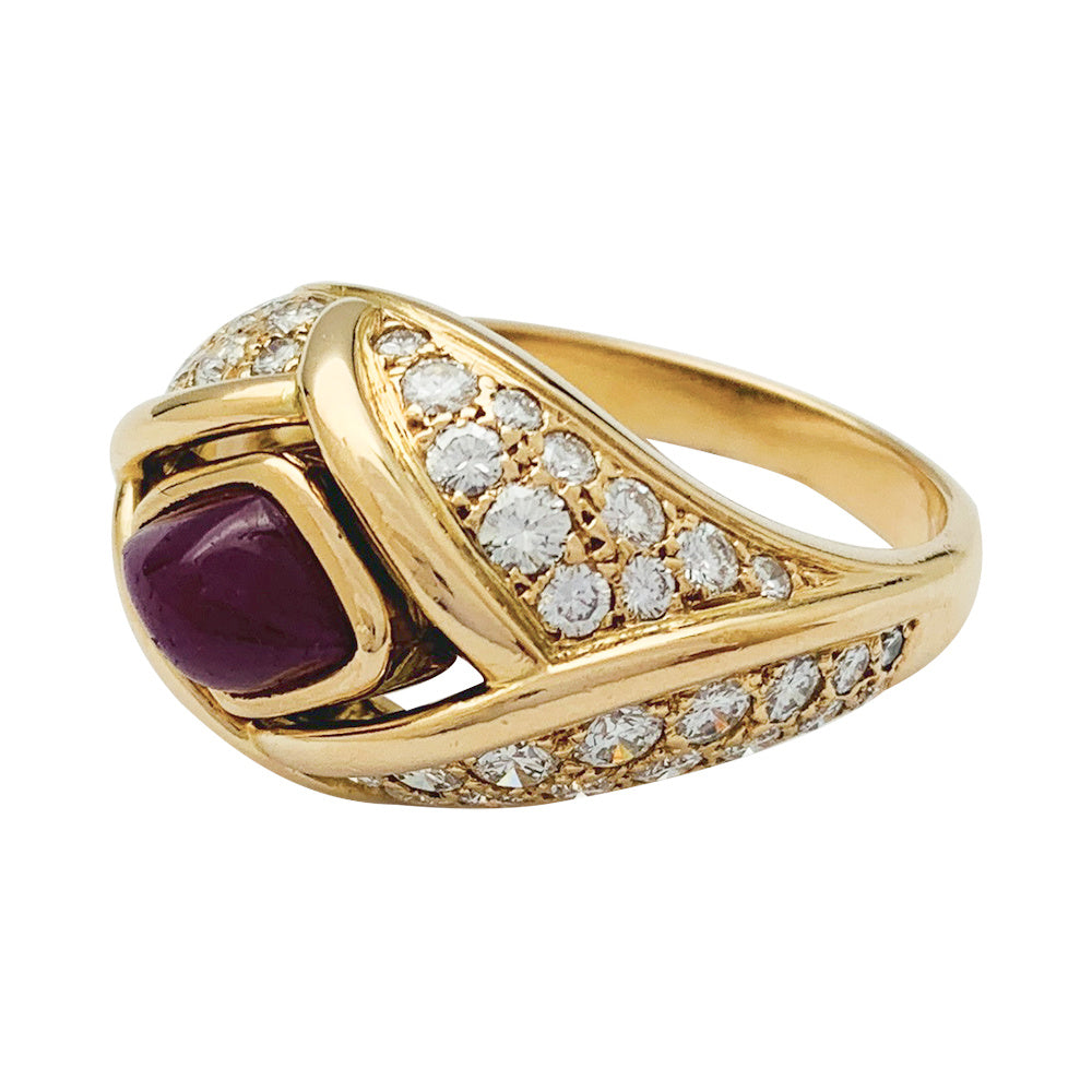 Bague Cartier en or jaune, diamants et rubis.