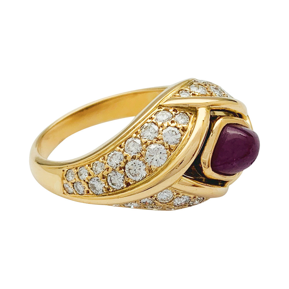 Bague Cartier en or jaune, diamants et rubis.