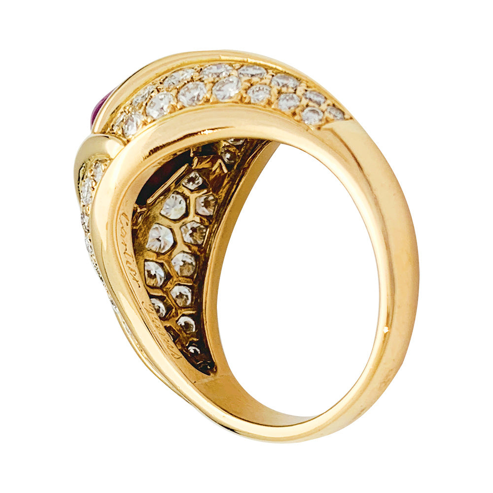 Bague Cartier en or jaune, diamants et rubis.