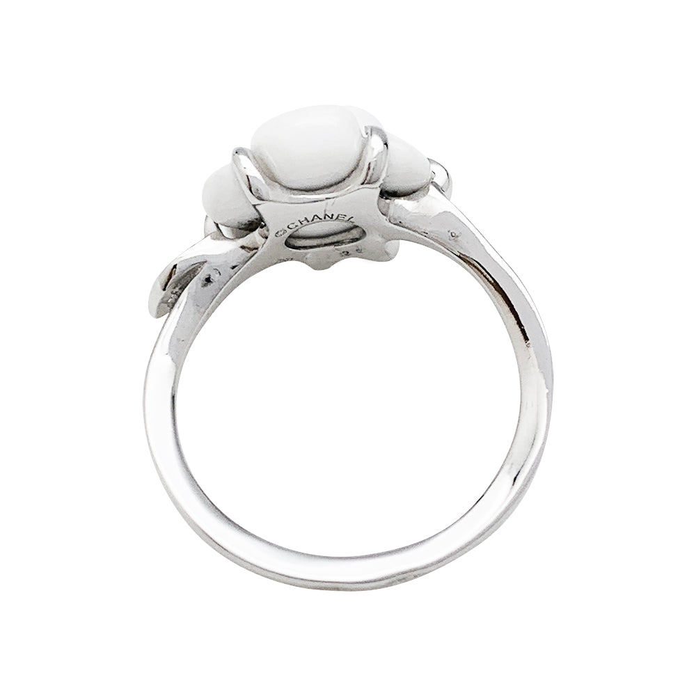 Chanel ring, "Camélia", white gold, white agate and diamonds.