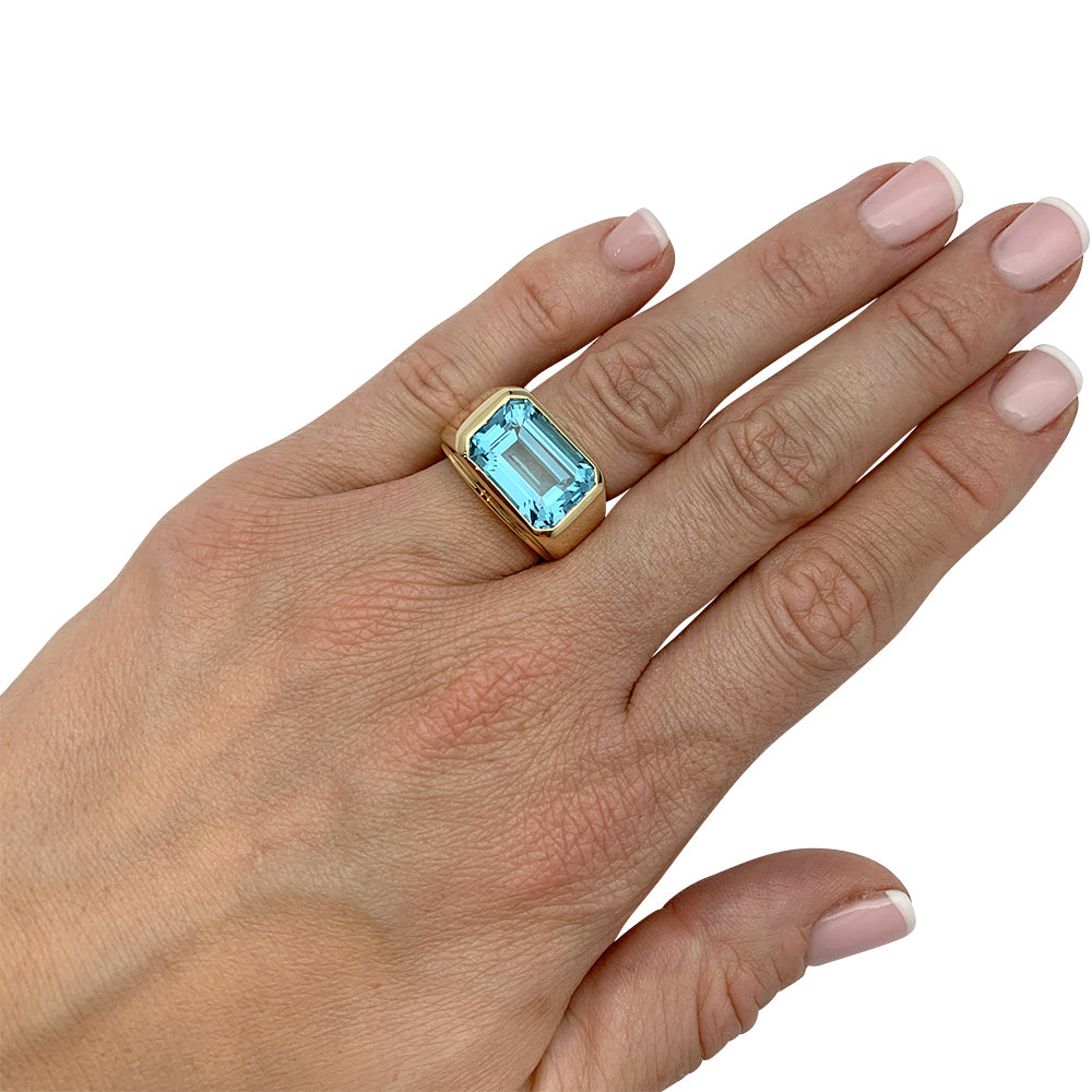 Fred ring in yellow gold and blue topaz.
