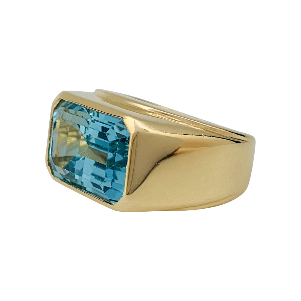 Fred ring in yellow gold and blue topaz.